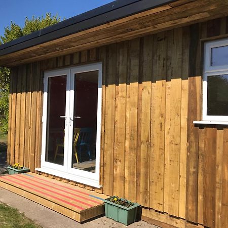 Woodpecker Glamping Cabin ボドミン エクステリア 写真